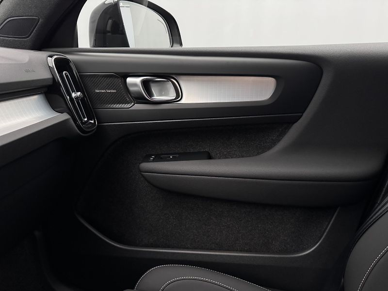Volvo XC40 B4 DARK ULTRA REZERVACE - fotka 31 z 48