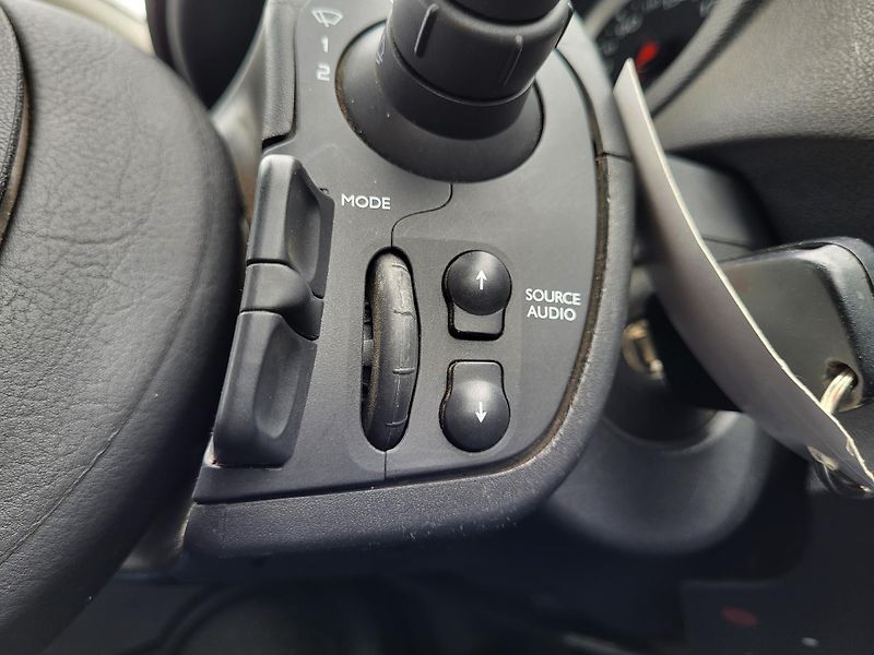 Renault Clio GRANDTOUR 1.2 i 16V ČR 1.majit - fotka 18 z 41