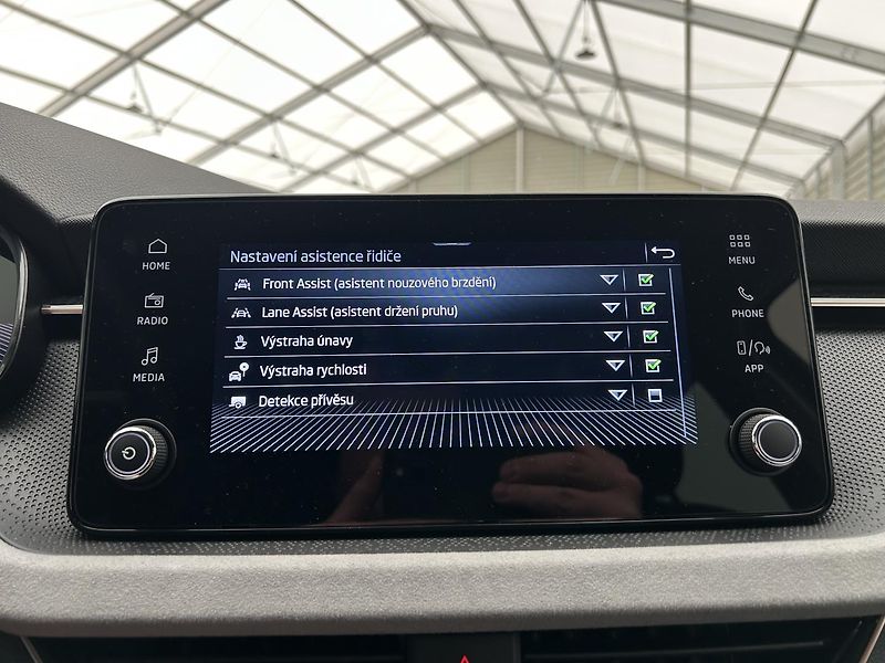 Škoda Scala 1.0 TSI Top selection - fotka 13 z 28