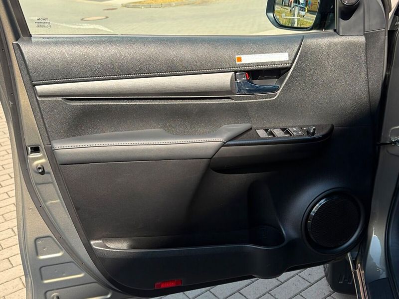 Toyota Hilux 2.8 INVINCIBLE skladem - fotka 5 z 18