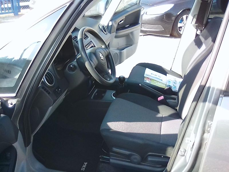 Suzuki SX4 (2008) 1.5i , kola navíc - fotka 14 z 33