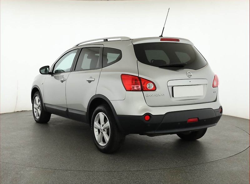 Nissan Qashqai (2009) 2.0 dCi, 7 míst, ČR,1.maj - fotka 4 z 17
