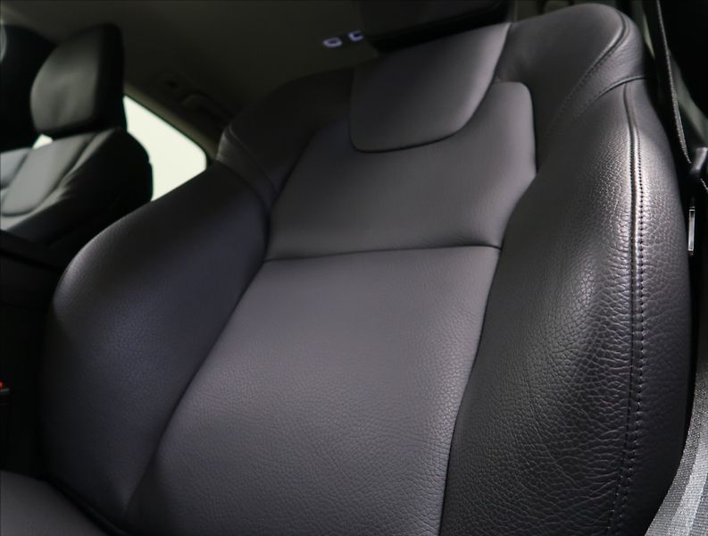 Volvo XC60 2,0 B4 AWD PLUS DARK 1. MAJ ČR - fotka 40 z 55
