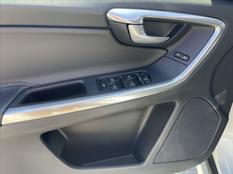 Volvo XC60 2,4 D4 Geartronic Kinetic AWD - fotka 20 z 41