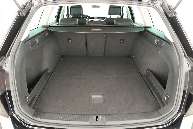 Volkswagen Passat (2018) 2.0 TDI, Kůže, Navi, Tempomat - fotka 19 z 20