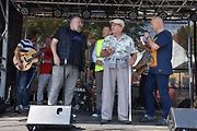 Ze startu XIV. Slánského okruhu - průjezd Londou.