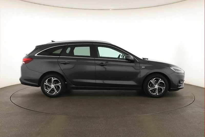 Hyundai i30 (2024) Family Smart 1.5 T-GDI - fotka 6 z 20
