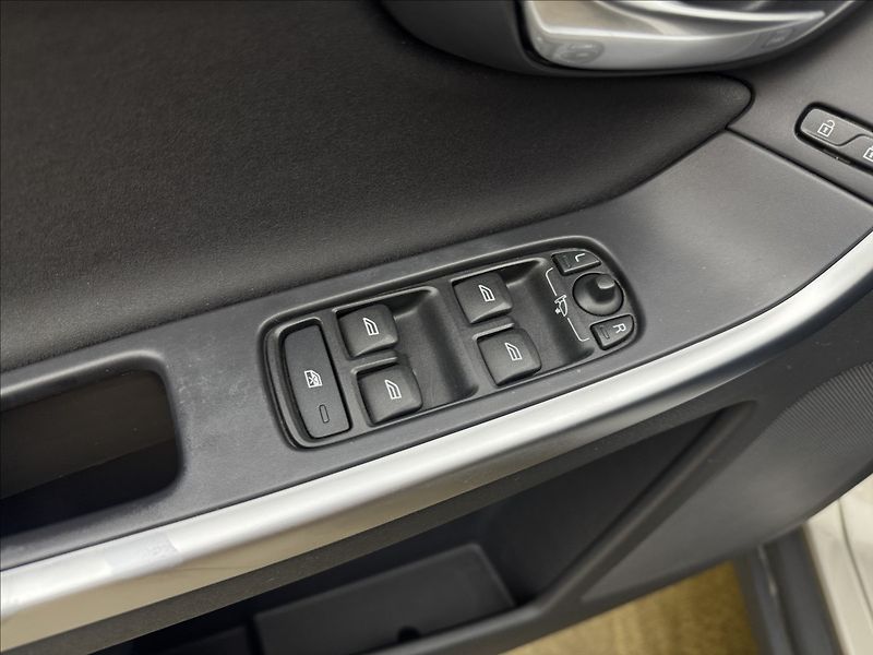 Volvo XC60 2,4 D3 4X4 AUT. VÝHŘEV LED ČR - fotka 28 z 40