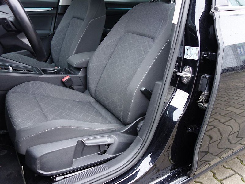 Volkswagen Golf (2021) 1.0eTSI 81kW DSG -VÝBAVA-LED - fotka 25 z 40