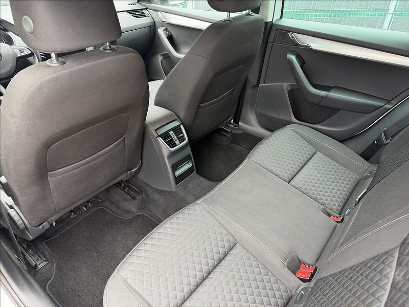 Škoda Octavia 2.0 TDI Drive/LED - fotka 12 z 15