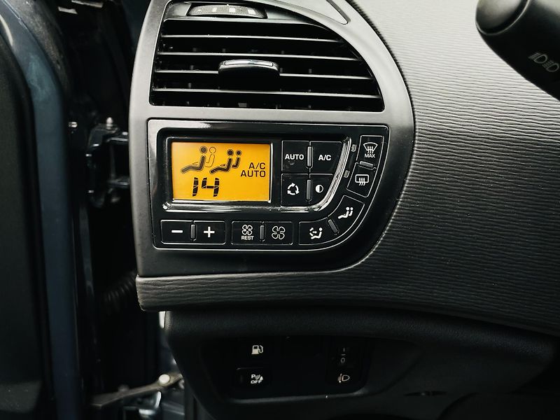 Citroën C4 Picasso 1.6i 88KW MANUÁL LED SENZORY - fotka 31 z 38