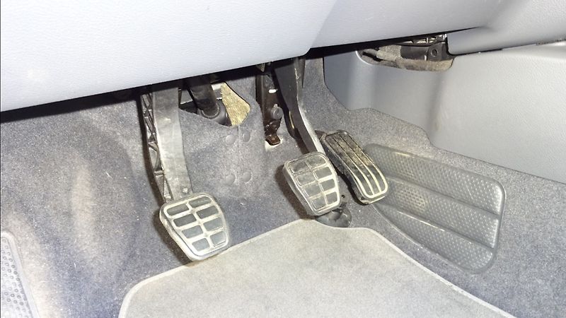 Boční lišty i lišty nárazníků zdobí chromový pásek, toto auto v základní výbavě není.