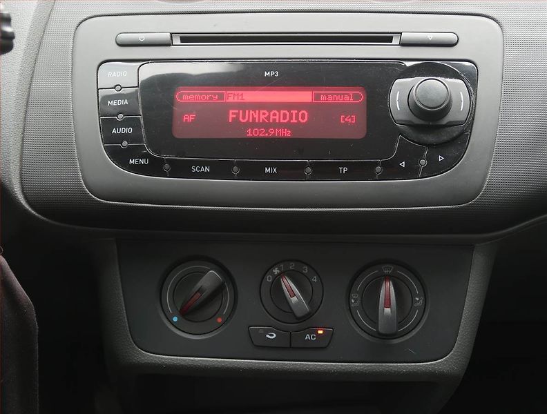 Seat Ibiza (2011) 1.4 16V, Tempomat - fotka 12 z 15
