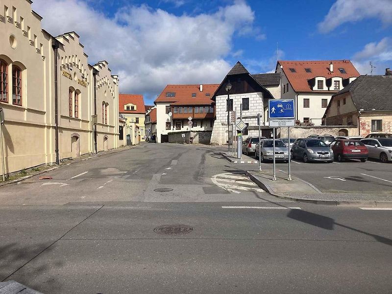 Tzv. AutoMatky, Adélu Doušovou, Barboru Tůmovou a Karolínu Koubovou, dlouhodobě trápí nedostatek bezpečnosti pro pěší v lokalitě Starého města, která je obytnou zónou. Řidiči například opakovaně překračují povolenou rychlost, jsou neohleduplní a parkují m