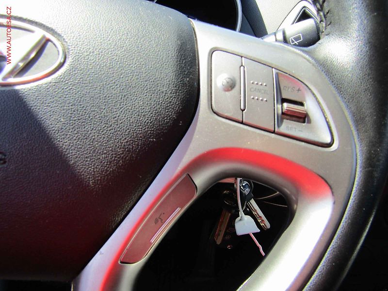 Hyundai ix35 (2012) 2.0CRDi 4x4, ČR, Výhř.sed. - fotka 15 z 22
