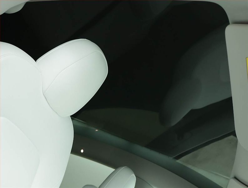 Tesla Model Y (2021) Long Range AWD 75kWh, SoH 95% - fotka 21 z 23