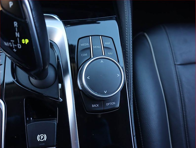 BMW Řada 5 (2017) Luxury Line 530d - fotka 17 z 21