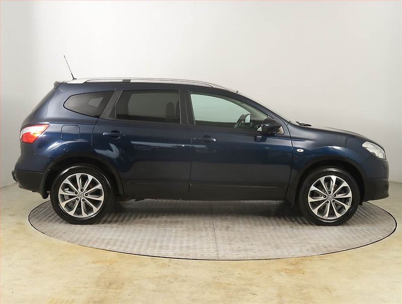 Nissan Qashqai (2012) 1.6 dCi, 4X4, 7 míst, Navi - fotka 6 z 24