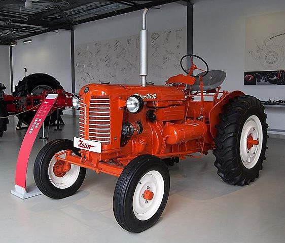 První sériově vyráběný traktor Zetor 25A., zdroj: Wikimedia Commons, Kirk, CC BY.SA 4.0