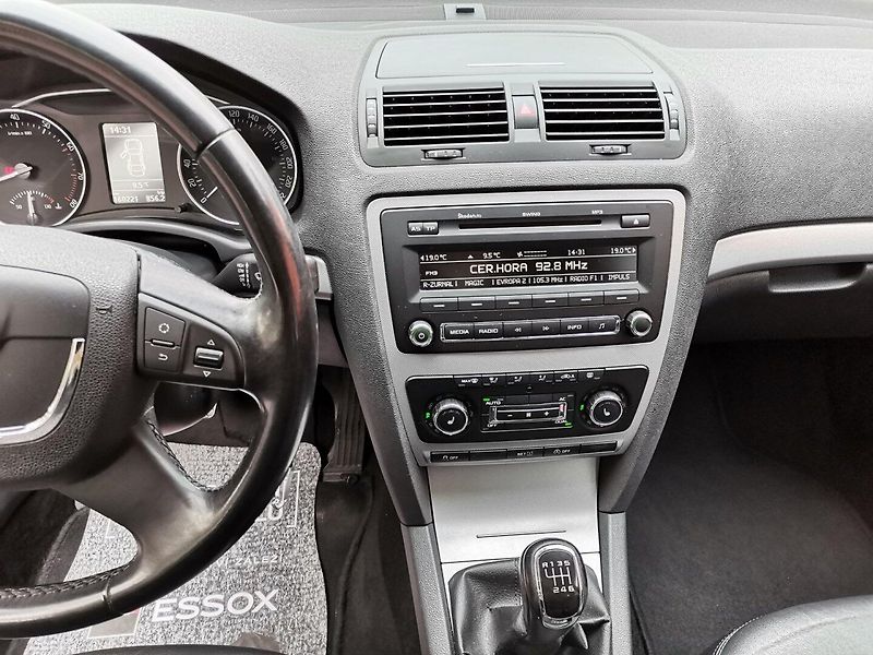 Škoda Octavia (2012) 1.4TSi 90kw Elegance PDC - fotka 12 z 27