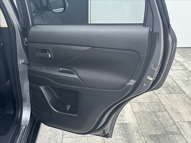 Mitsubishi Outlander 2,0 150PS  Active A/T - fotka 21 z 52