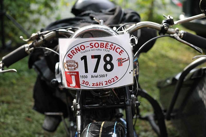 Na akci Jízda do vrchu a výstava historických vozidel se představilo na tři sta automobilů a motocyklů.