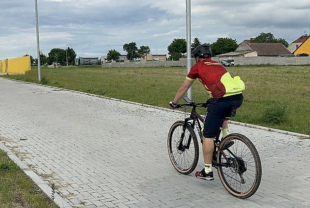 Cyklista projíždí po cestě, kterou budou v blízké budoucnosti lemovat rodinné domy., zdroj: Deník/Miroslava Šebestová