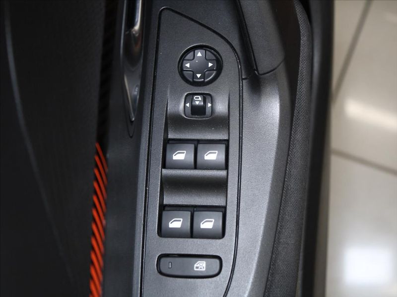 Peugeot 2008 1,2 PT 74kW 2.maj.ČR 52tkm. - fotka 15 z 22