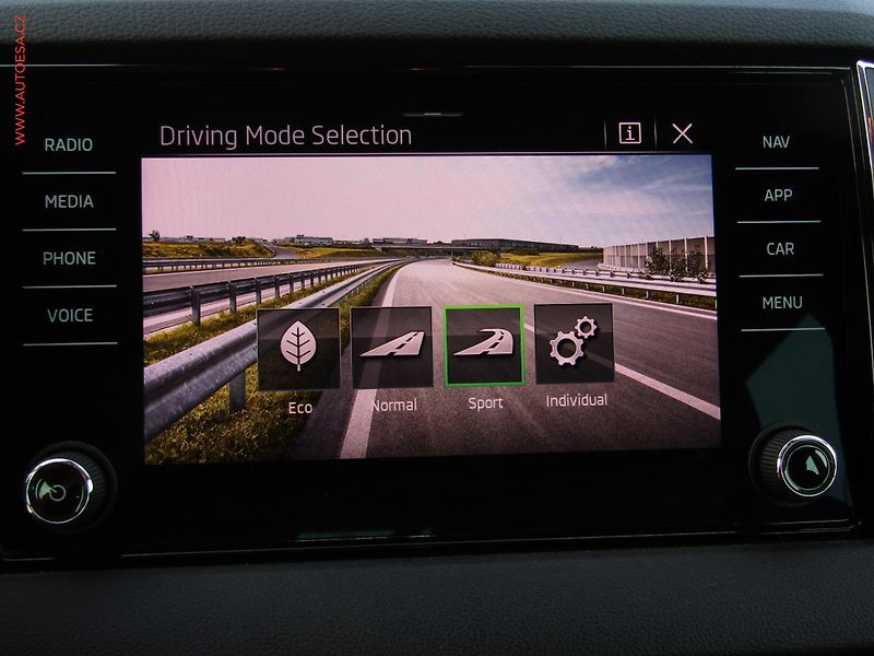Škoda Karoq (2022) 1.5 TSi, 1.maj,ČR, DSG, navi - fotka 20 z 23