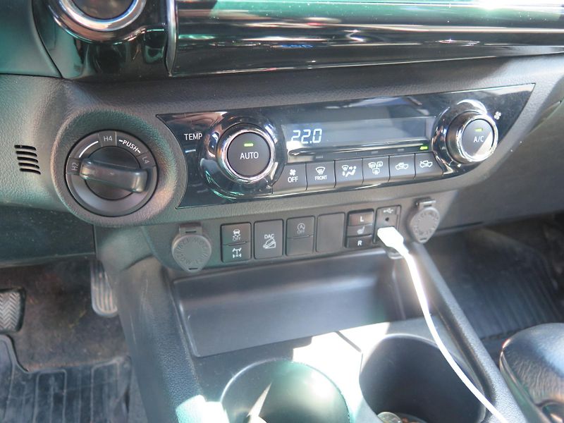 Toyota Hilux INVINCIBLE Aut. - fotka 12 z 24