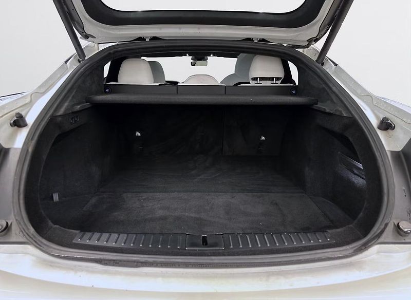 Tesla Model S LR AWD HW4 Bílý interiér Yoke  - fotka 12 z 17