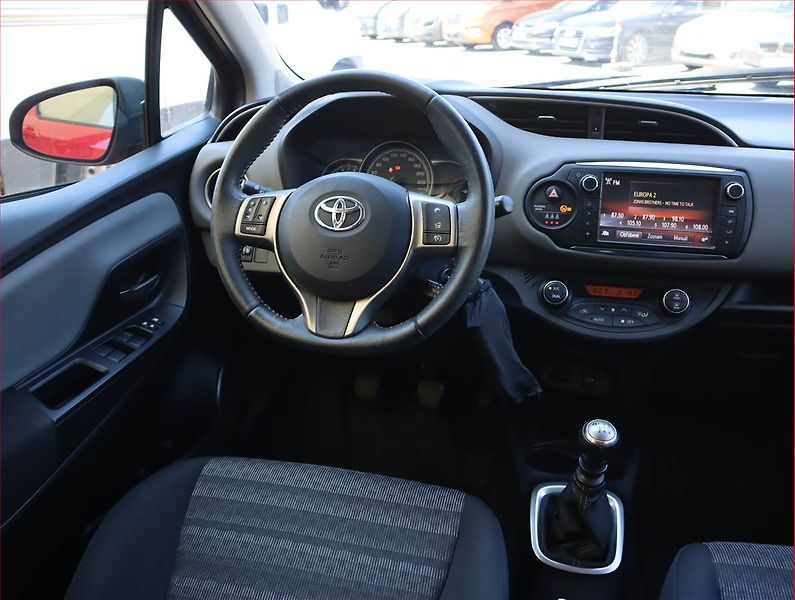 Toyota Yaris (2016) 1.33 Dual VVT-i, Serv.kniha - fotka 7 z 18