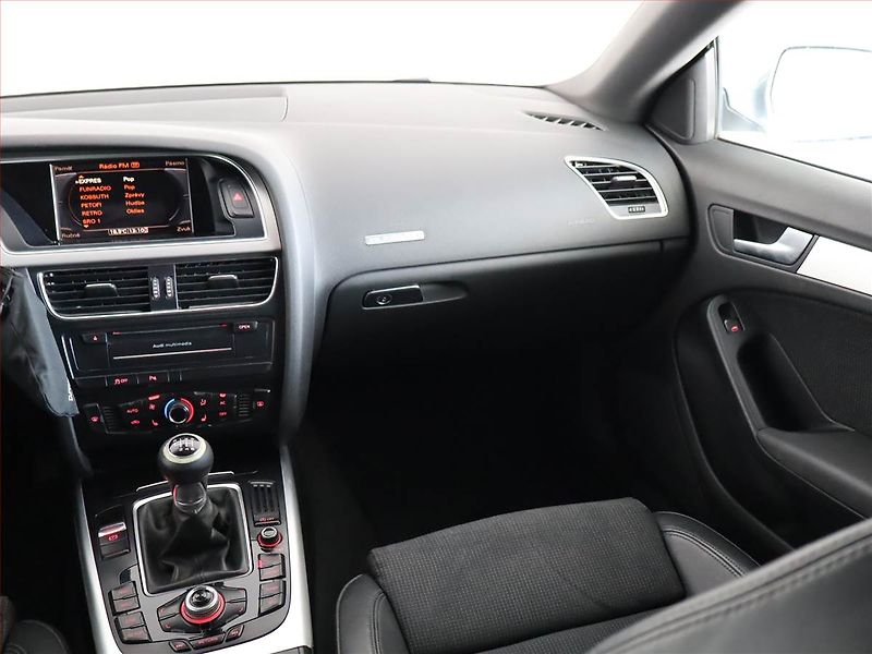 Audi A5 (2011) S-Line 2.0 TDI, 4X4 - fotka 8 z 19