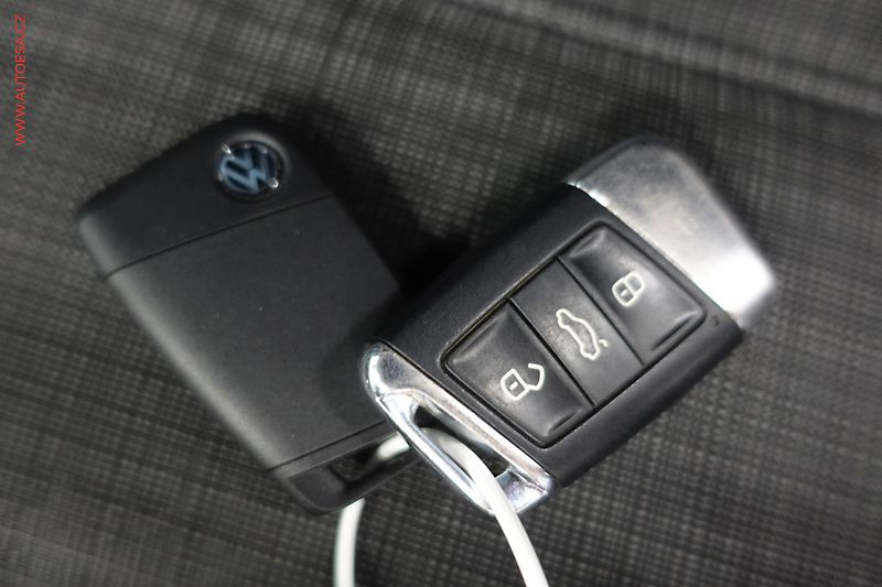 Volkswagen Passat (2019) 2.0 TDi, DSG, LED, kamera - fotka 23 z 24