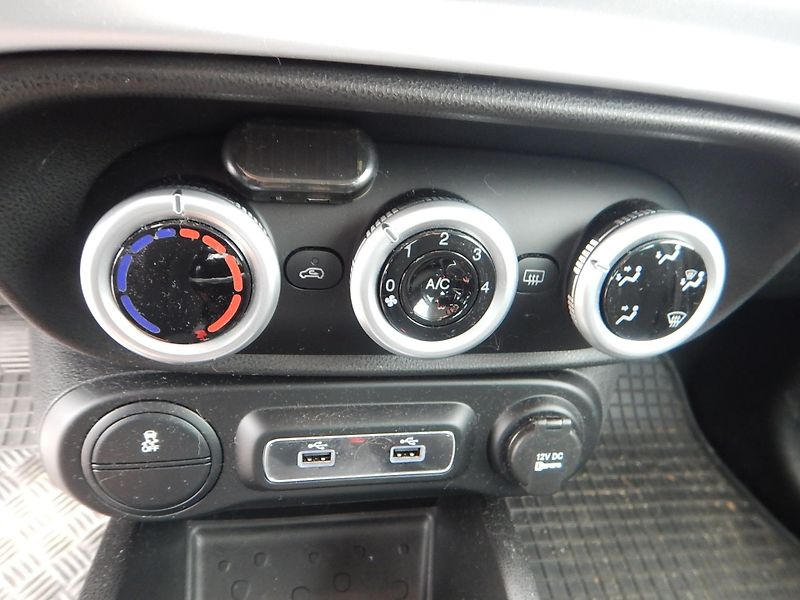 Fiat 500L 1.4i, KLIMA, 70 kW, TAŽNÉ - fotka 24 z 28