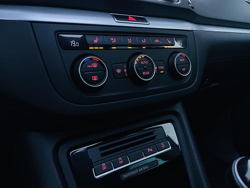 Volkswagen Sharan 2.0TDI MAN 7MÍST TAŽNÉ KAMERA - fotka 39 z 46