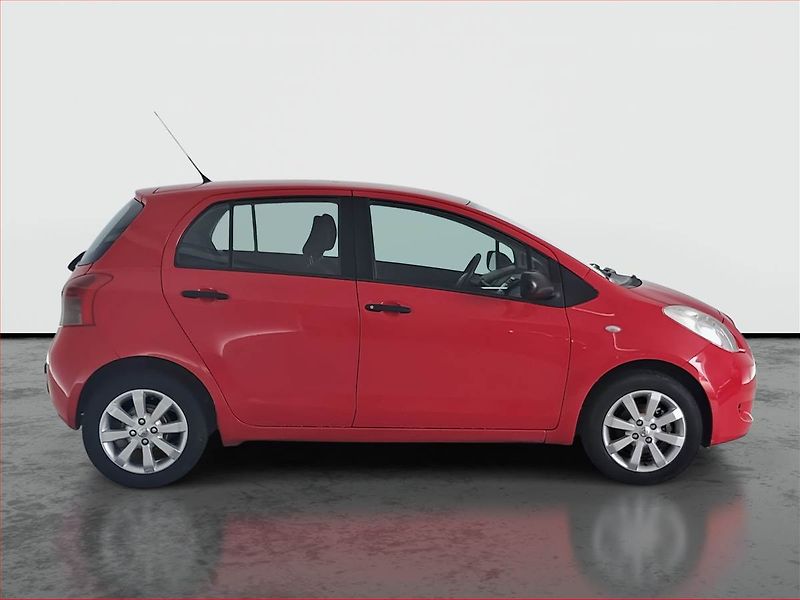 Toyota Yaris (2008) 1.3 - fotka 6 z 15