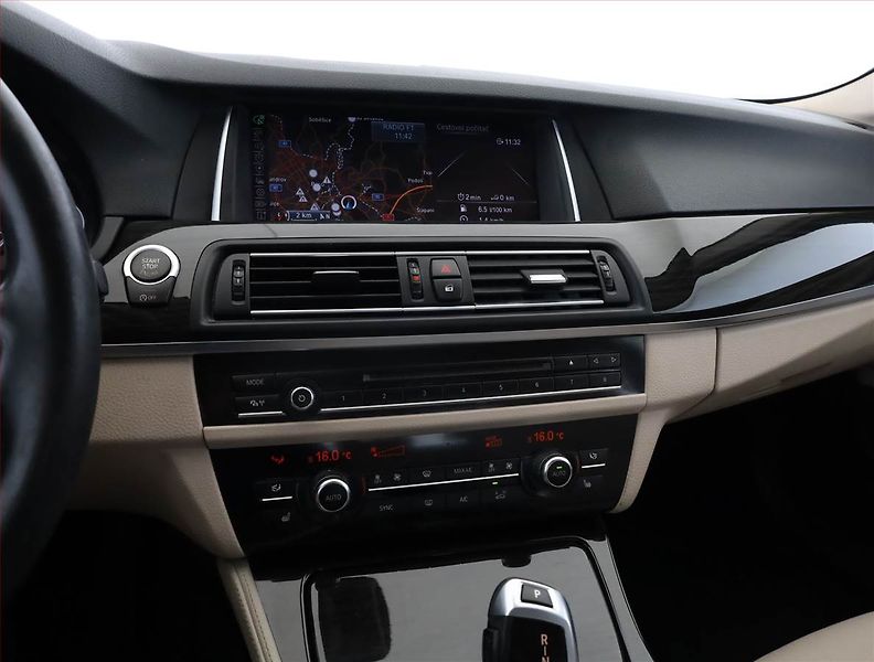 BMW Řada 5 (2016) 520d xDrive, 4X4, Automat, ČR - fotka 10 z 20