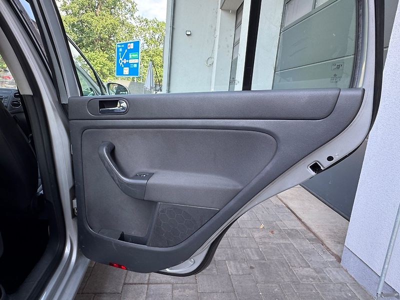 Volkswagen Golf (2005) 1.4 - fotka 12 z 23