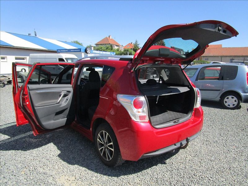 Toyota Verso 1.6 D-4D, aut. Klima, 1. maj. - fotka 32 z 41