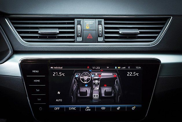 Moderní Climatronic ve vozech Škoda nepracuje jen s teplotou, ale také se směrem proudění vzduchu. U pokročilejších verzí se do řízení komfortu v kabině zapojují i funkce související s kvalitou vzduchu., zdroj: Se svolením Škoda.
