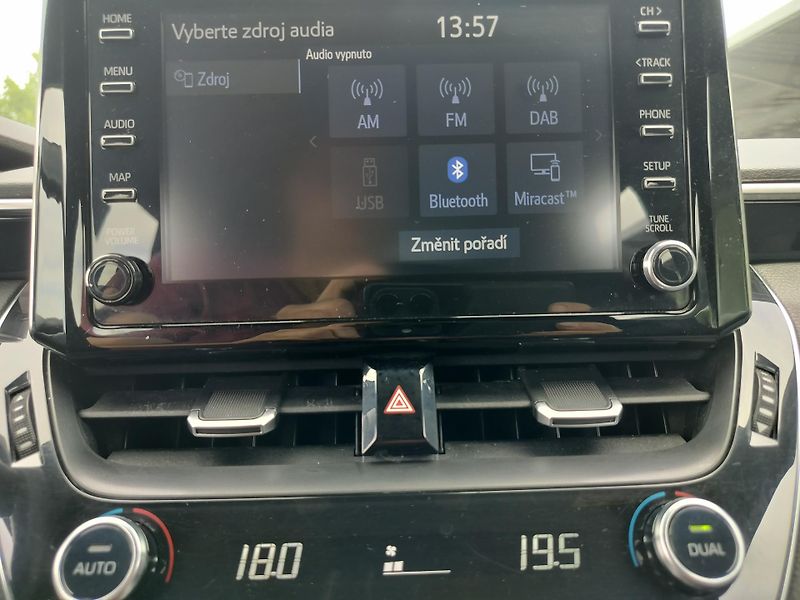 Toyota Corolla 1.8 hybrid business, navigace - fotka 20 z 29