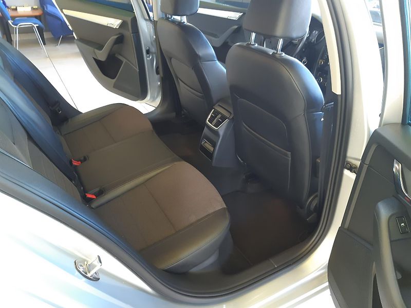 Škoda Octavia 2.0 TDI COMBI NAVI  - fotka 23 z 27
