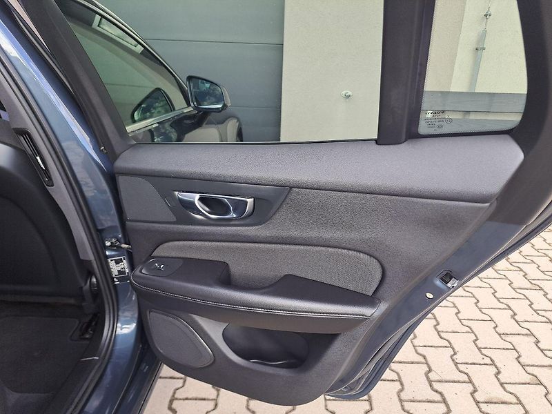 Volvo V60 (2021) 2.0 B4 Momentum, ZÁRUKA - fotka 32 z 36