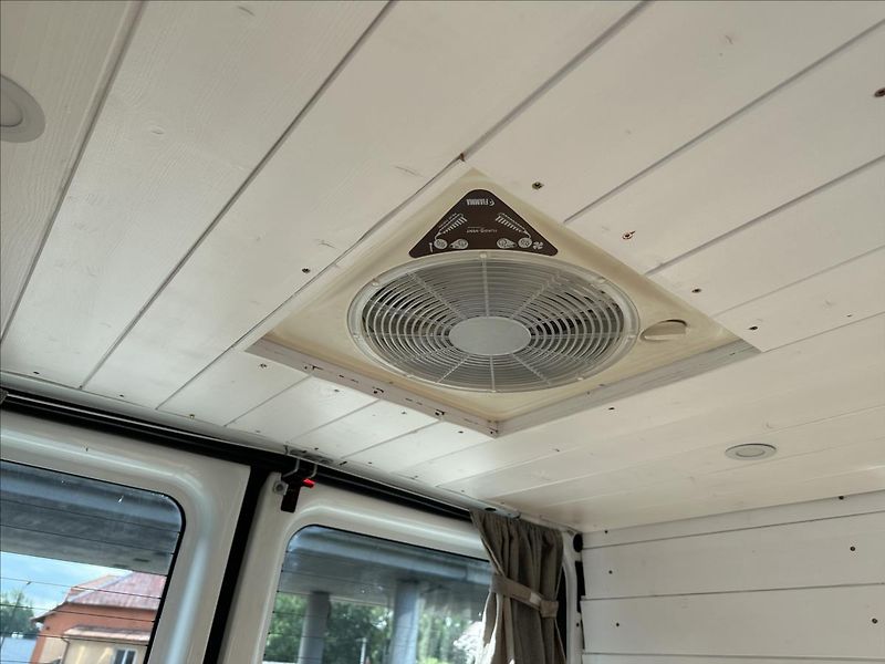 Ford Transit 2,2 TDCI obytná vestavba - fotka 30 z 32