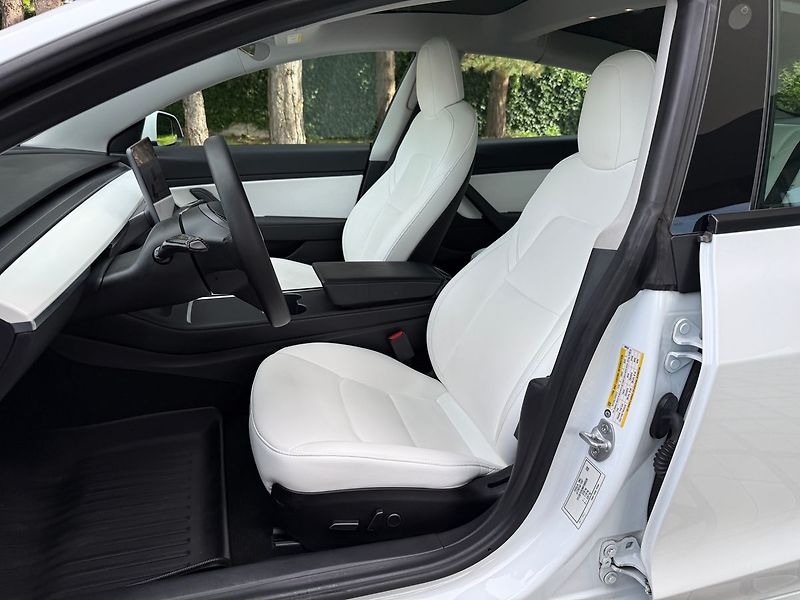Tesla Model 3 Long Range AWD - fotka 12 z 41