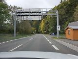 Zezadu míjíme ceduli informující o obsazenosti parkovišť a značku konec obce.