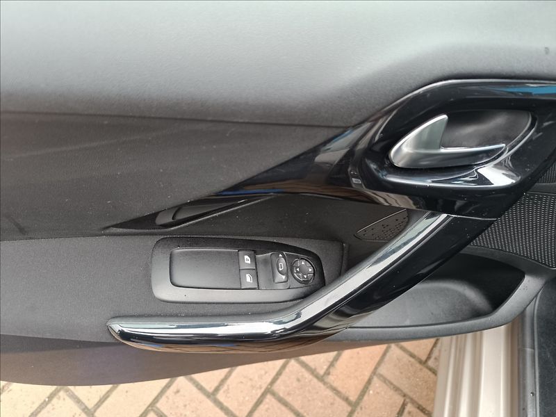 Peugeot 208 1,2 VTi STÁLE U NÁS - fotka 16 z 19