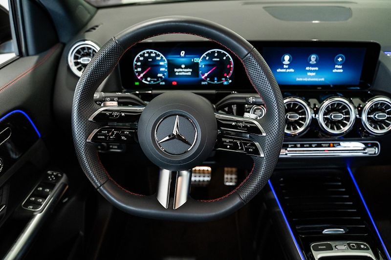 Mercedes-Benz GLA (2025) 200 d 4M/AMGPREMIUM/360/DIS/ES - fotka 13 z 20