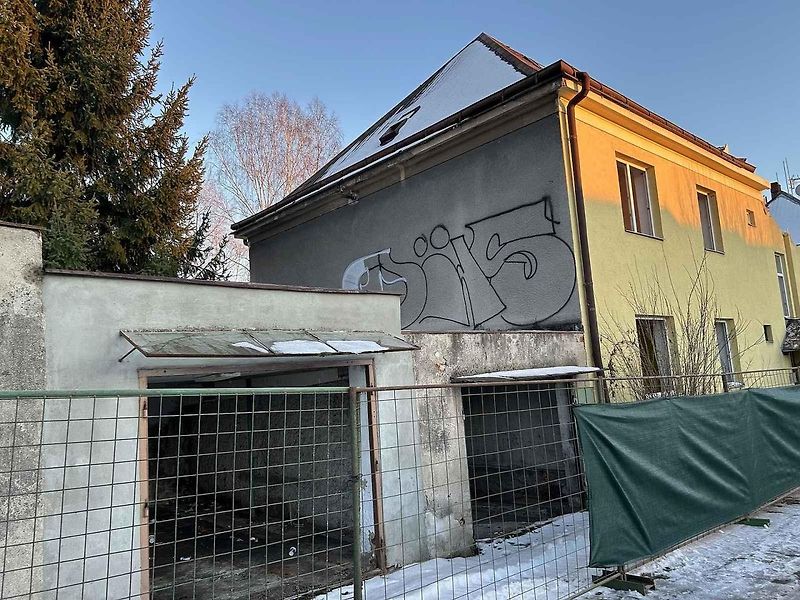 Kvůli stavbě dálnice D11 zbourali dělníci dům v Náchodské ulici v Trutnově Poříčí.
